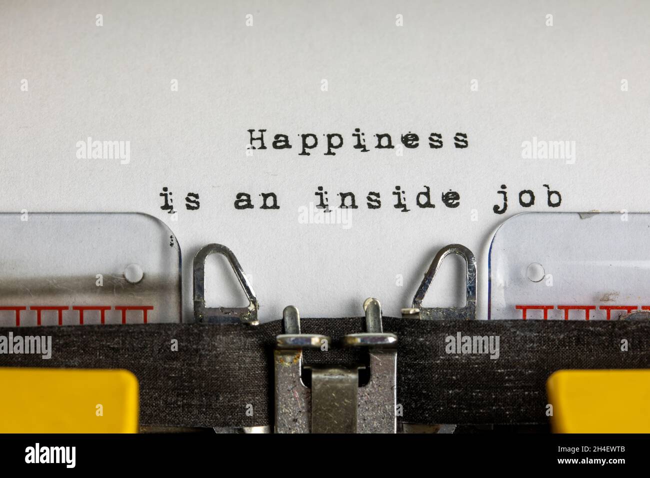 la felicidad es un trabajo interno escrito en una máquina de escribir vieja Foto de stock