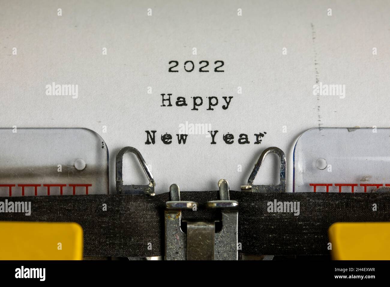 Feliz Año Nuevo 2022 Escrito en una máquina de escribir vieja Foto de stock