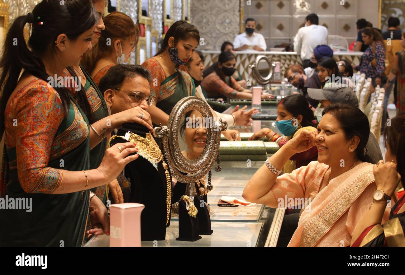 Nueva Delhi, India. 02nd Nov, 2021. La gente vio comprar joyas en auspiciosa ocasión del festival hindú Dhanteras celebración antes del festival Diwali en P. P. Jewelers, Karol la gente