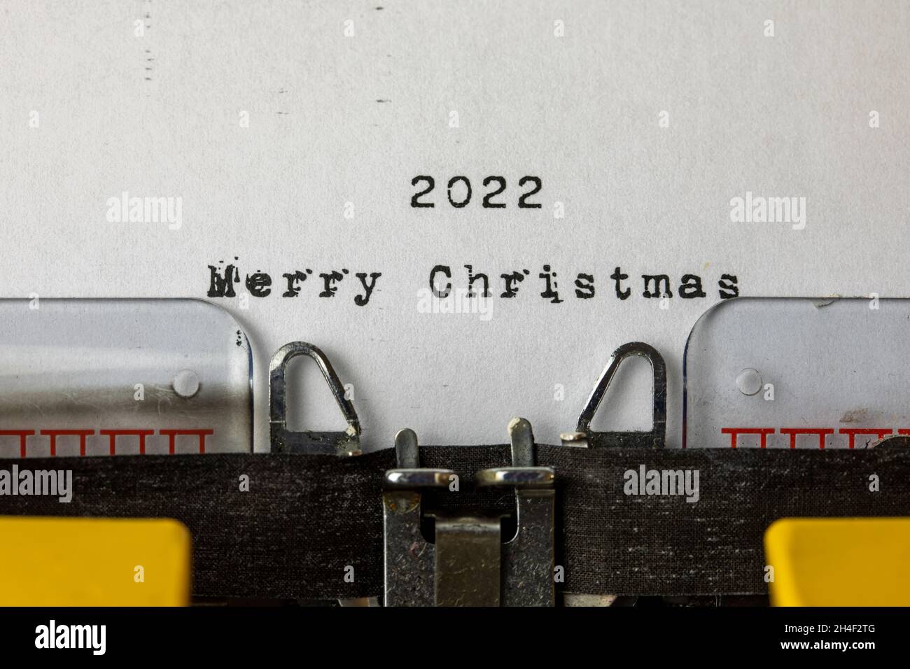 Feliz Navidad 2022 Escrito en una vieja máquina de escribir Foto de stock