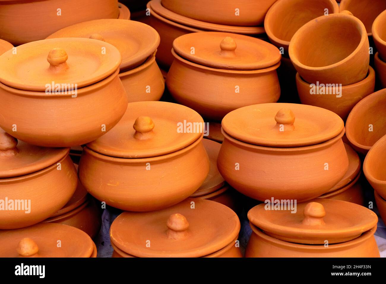 Los souvenirs de la cocina de terracota, olla y taza se acumulan en la  tienda de alfarería artesanal de la calle. Productos de terracota hechos a  mano en el mercado de artesanía
