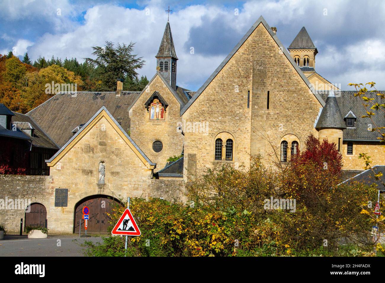Orval, Bélgica, 1 de noviembre de 2021, Notre-Dame d'Orval Abbey es un monasterio cisterciense. Fundada por Benedictinos, pasó a la orden de Citeaux en 11 Foto de stock
