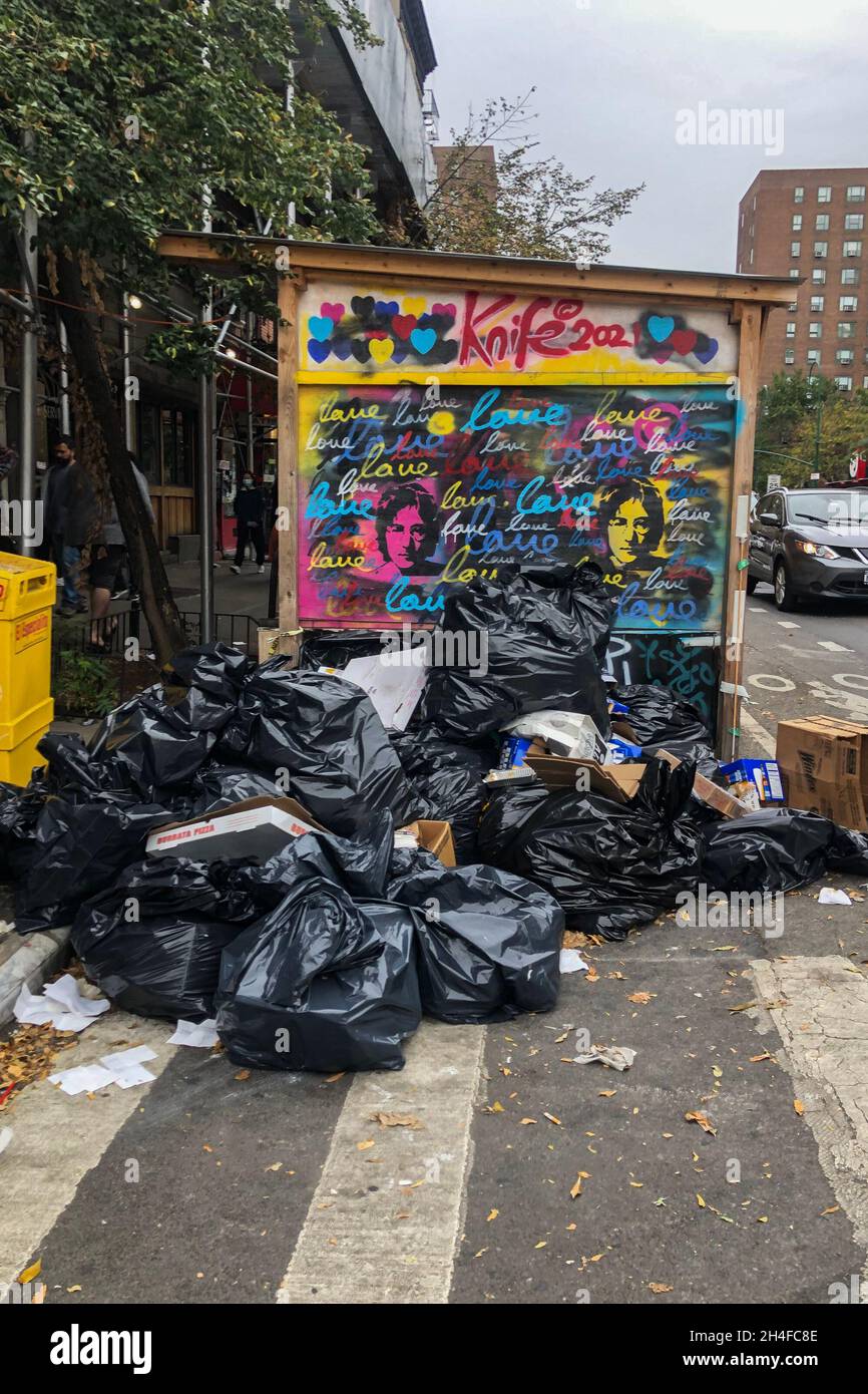 Nueva York, Estados Unidos. 24th Oct, 2021. Las bolsas de basura se  acumulan en la esquina de las calles Avenue A y 13th en East Village de  Nueva York el 24 de