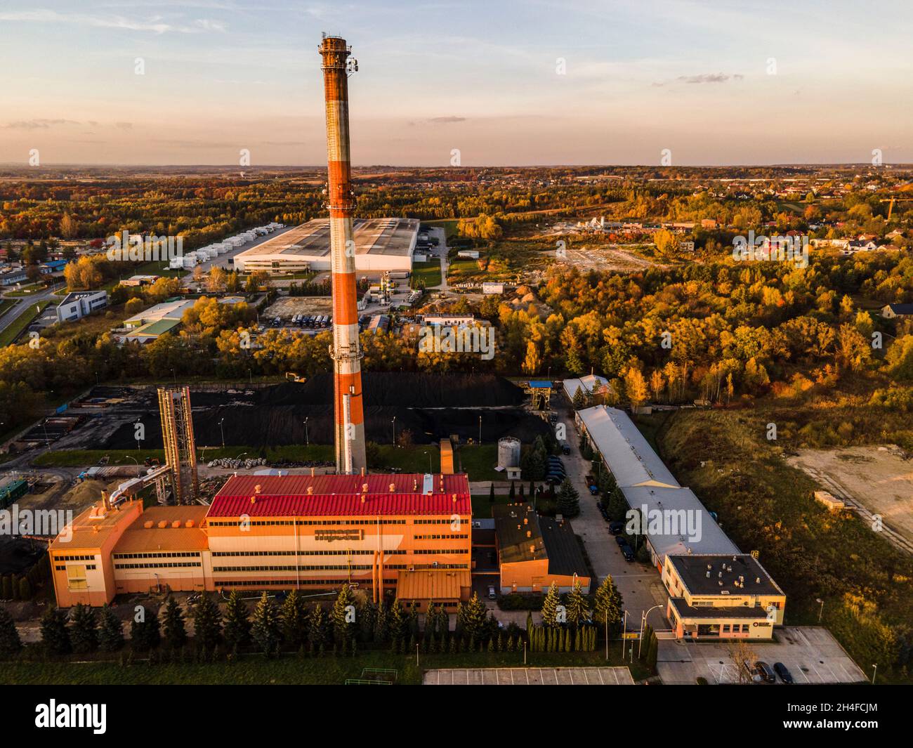 Planta de Calor con Combustible de Carbón en Tarnow, Polonia. Vista aérea  del Drone en la zona industrial Fotografía de stock - Alamy