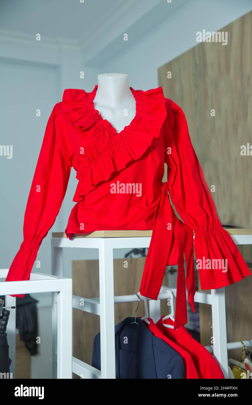 Camisa roja, blusa roja de moda . Blusa de Una elegante blusa de verano roja hembra en el modelo maniquí . Mujer blusa roja moda encima Fotografía de stock - Alamy