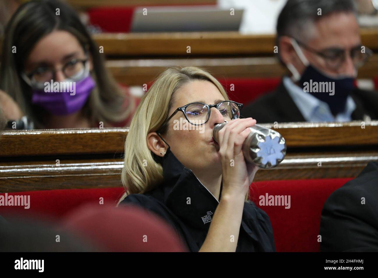 Barcelona, España. 02nd Nov, 2021. 02 de noviembre de 2021, Barcelona, Cataluña, España: Elsa Artadi, Desde Junts per Catalunya, durante la interpelación sobre Cambio Climático en el Parlamento de Cataluña, antes de viajar a la Cumbre de Glasgow. Foto: JGS/Cordon Press Crédito: PRENSA DE CORDÓN/Alamy Live News Foto de stock