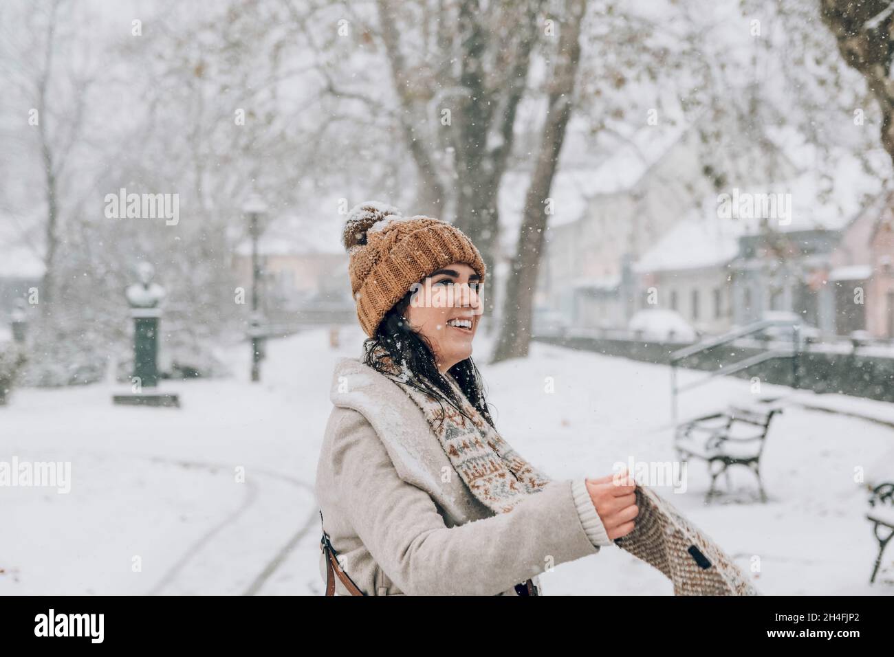 Ropa elegante de invierno fotografías e imágenes de alta