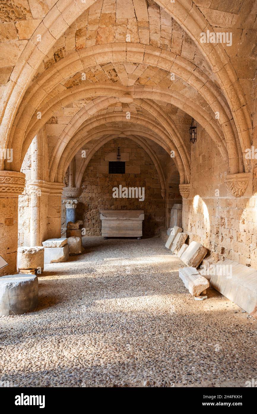 Las instalaciones interiores del Museo Arqueológico Nacional en la isla de Rodas, en el antiguo pueblo homónimo de Rodas, Grecia Foto de stock