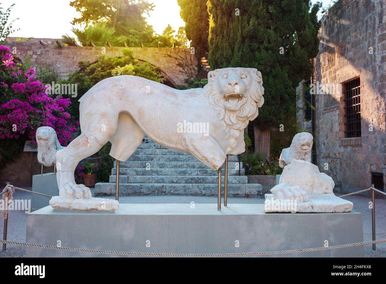 Escultura de un león en el museo arqueológico en el casco antiguo de Rodas, Grecia Foto de stock