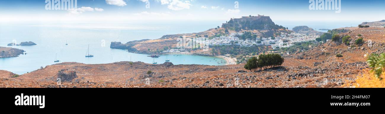 Vista panorámica del casco antiguo de Lindos en Grecia con la acrópolis en la cima de la colina. Foto de stock