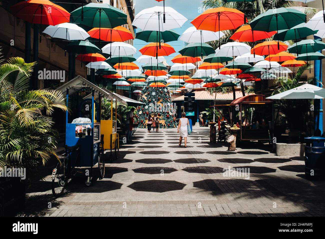 Port Louis, Mauricio, cubierto de sombrillas a lo largo del paseo marítimo  LEODAN en la capital Fotografía de stock - Alamy