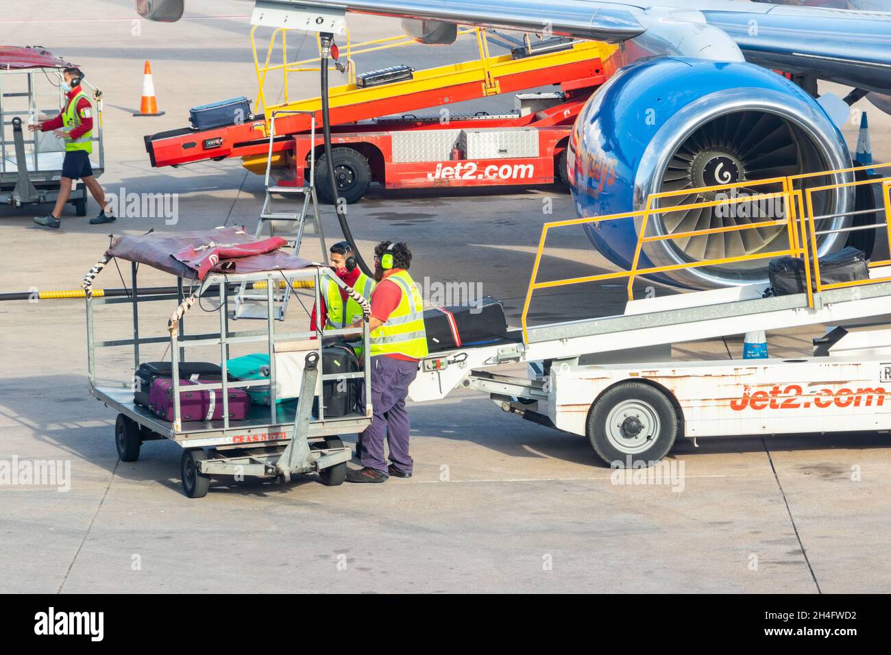 Carga de equipaje de descarga de Jet2 aviones sobre delantal en el aeropuerto Palma de stock - Alamy