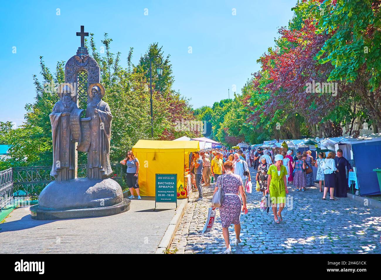KIEV, UCRANIA - 14 DE AGOSTO de 2021: El callejón abarrotado del mercado de la miel en los terrenos del monasterio de Kyiv Pechersk Lavra, el 14 de agosto en Kiev Foto de stock