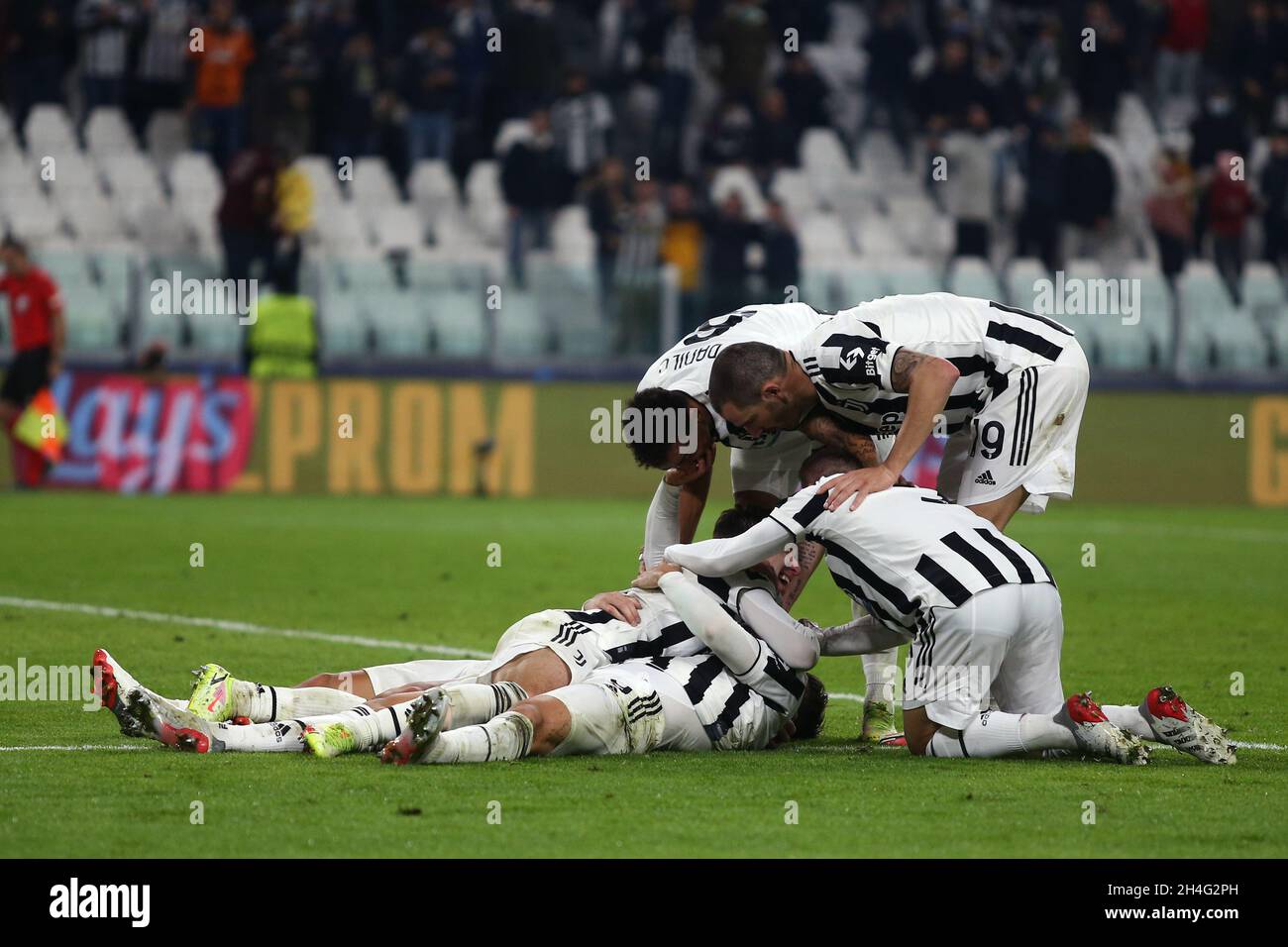 Torino, Italia. 02nd Nov, 2021. Alvaro Morata del Juventus FC celebra  después de marcar el cuarto gol de su equipo con sus compañeros durante el  partido del grupo H de la UEFA