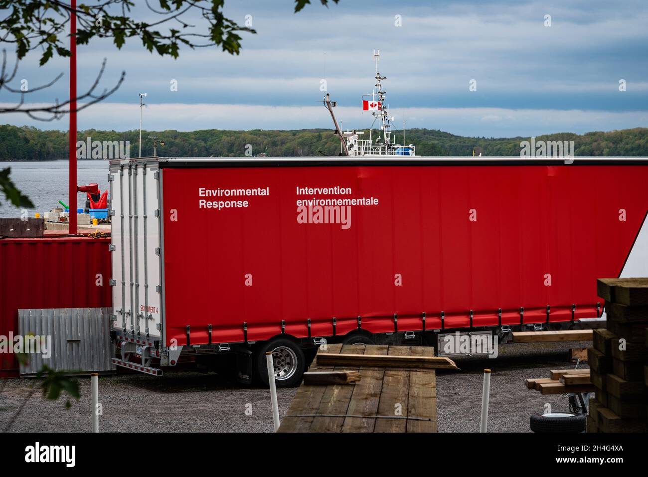 Foto de un camión rojo de respuesta ambiental en la estación de guardacostas canadienses en Parry Sound, ubicada en Georgian Bay en el lago Huron. Foto de stock