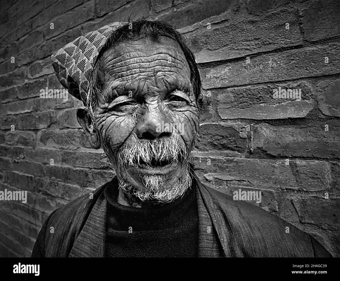 Cara de un hombre muy viejo con buena salud mirando la cámara Foto de stock