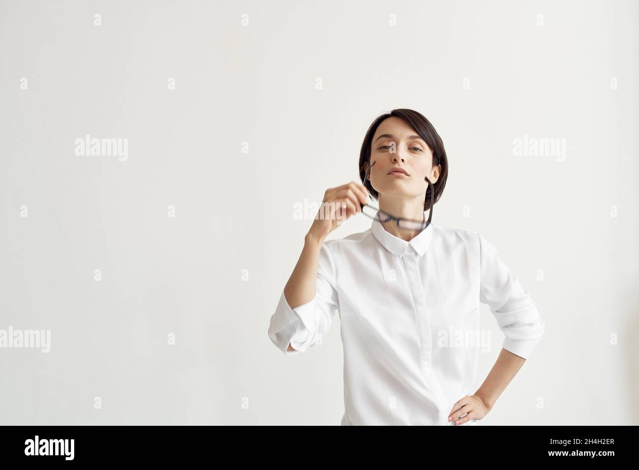 Mujer en camisa blanca con gafas oficina ejecutivo Studio Lifestyle  Fotografía de stock - Alamy