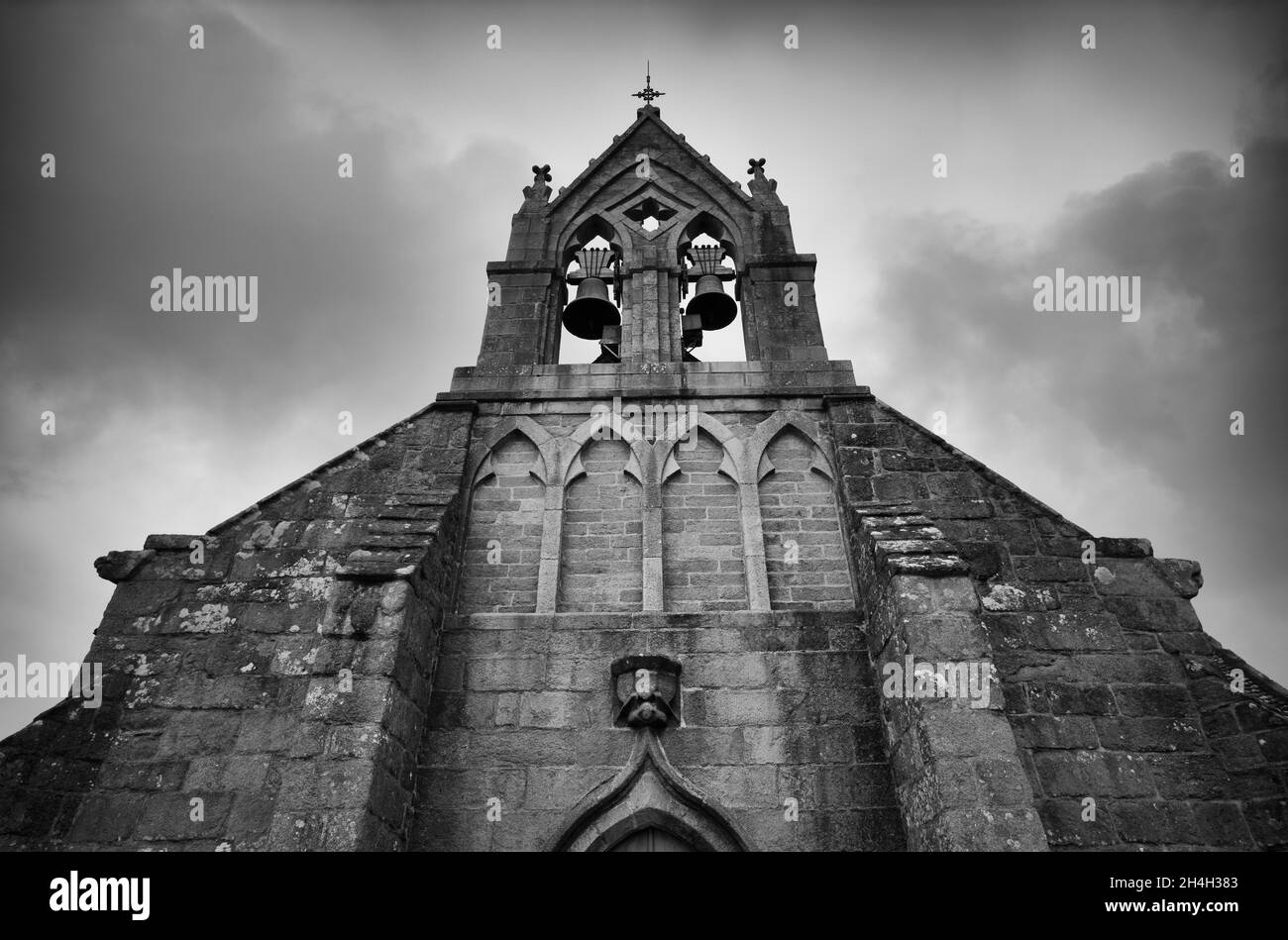 Fotografía infrarroja Iglesia Eglise paroissiale Ste Anne St Laurent, Bourg, Tregastel, Cotes d'Armor, Bretaña, Francia Foto de stock