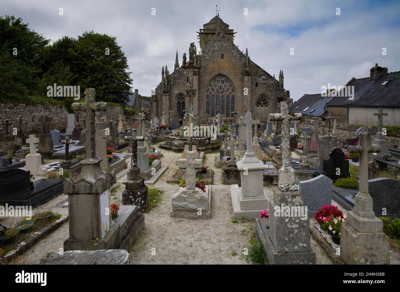 Cementerio de la Iglesia de Saint-Ronan, Locronan (Lokorn), Finisterre, Bretaña, Francia Foto de stock