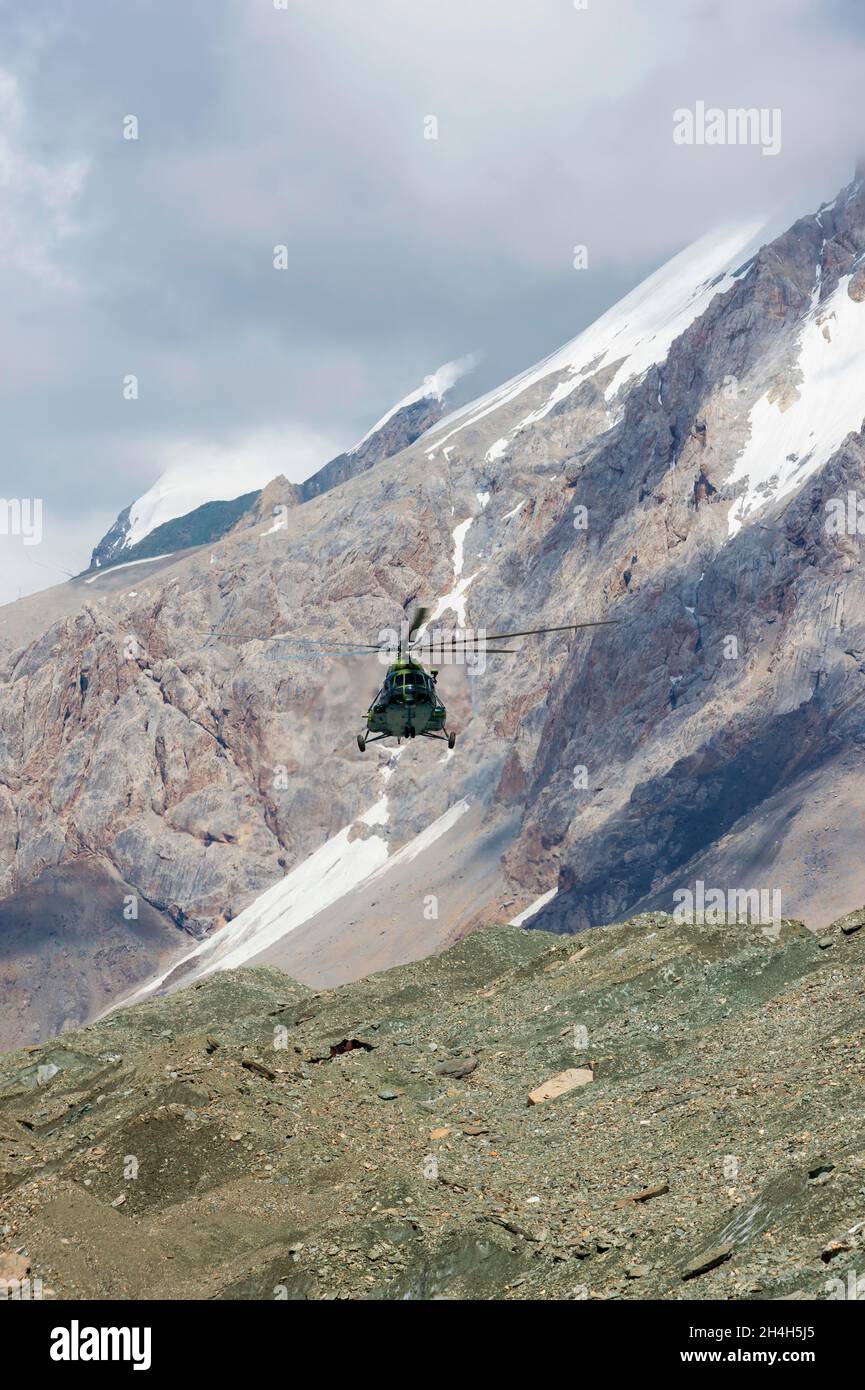 Helicóptero que aterrizó en el campamento base de Khan Tengri, en las montañas de Tian Shan, en la frontera con Kirguistán, Kirguistán, China Foto de stock
