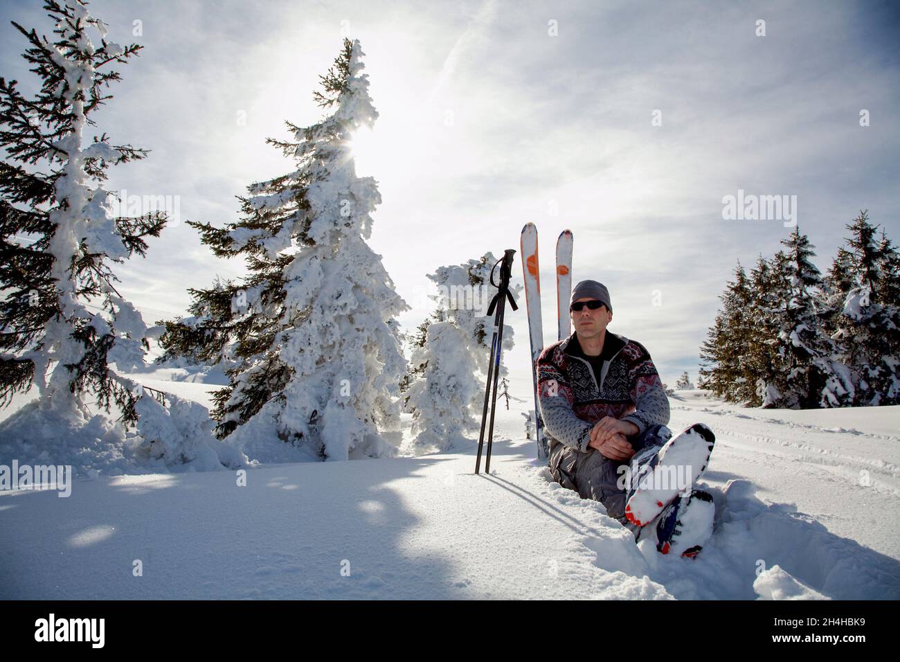 El turismo de esquí se encuentra en la nieve fresca y se toma un descanso en el Feldberg en el Schwarzwald Foto de stock