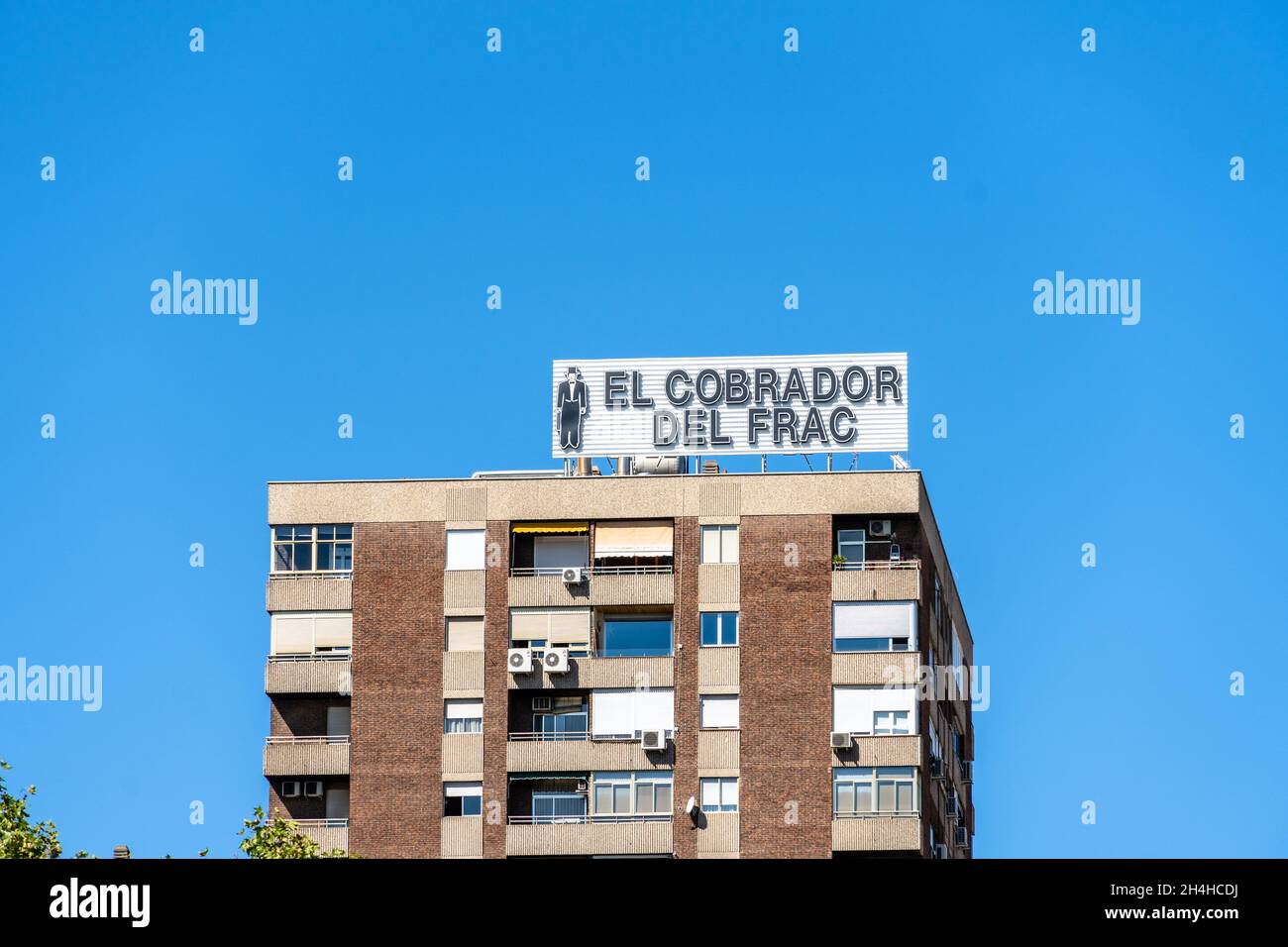 Madrid, - 12 de septiembre de 2021: Señalización El cobrador del Frac en la superior de un edificio. Es una compañía cobradora de deudas Fotografía stock - Alamy
