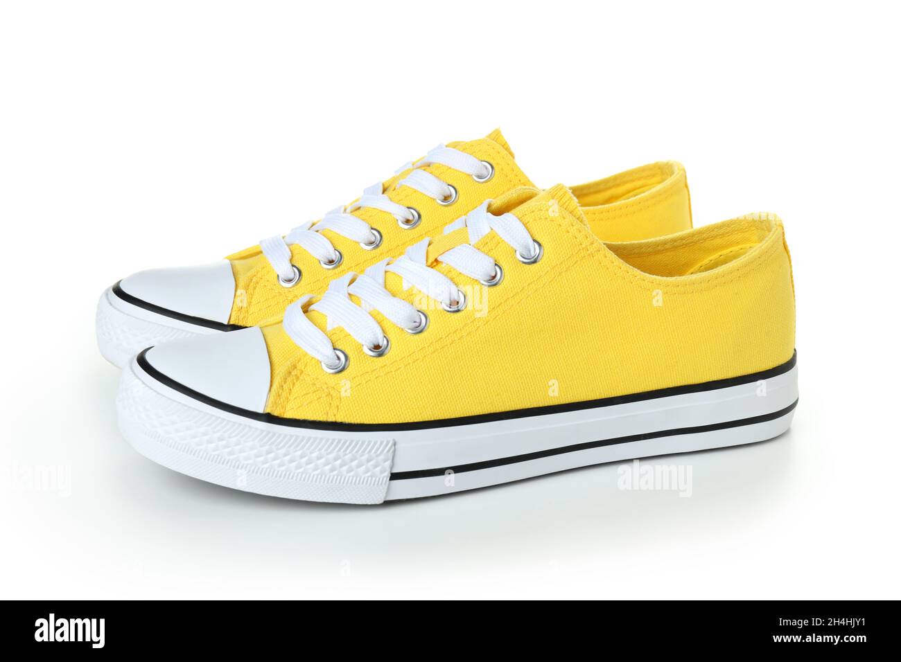 Zapatillas de lona amarillas aisladas sobre fondo blanco Fotografía de  stock - Alamy