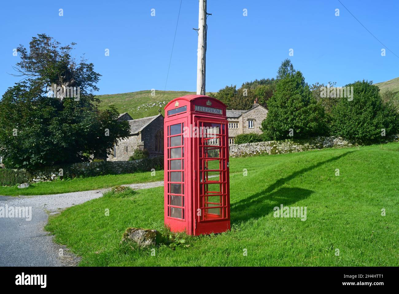 caja de teléfono vintage en el pueblo de halton gill yorkshire dales reino unido Foto de stock