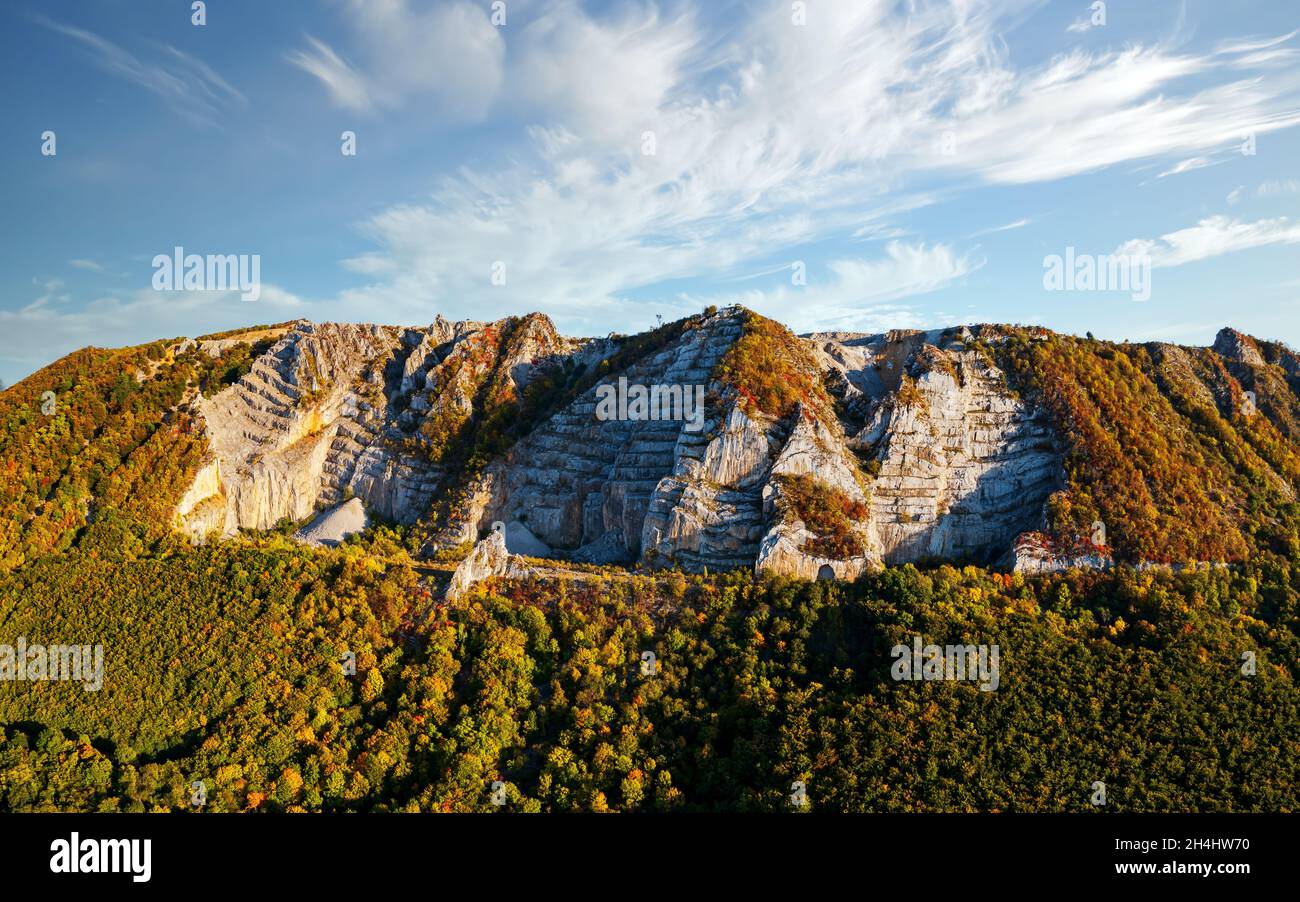 Belko montaña en colores autunm. Uniqie hermosa montaña en Bükk montañas Hungría cerca de Belapatfalva pueblo. Allí está el famoso Cisteszi apat Foto de stock