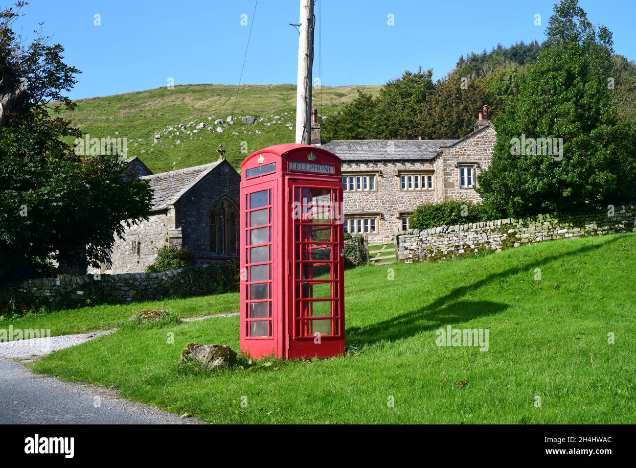 caja de teléfono vintage en el pueblo de halton gill yorkshire dales reino unido Foto de stock