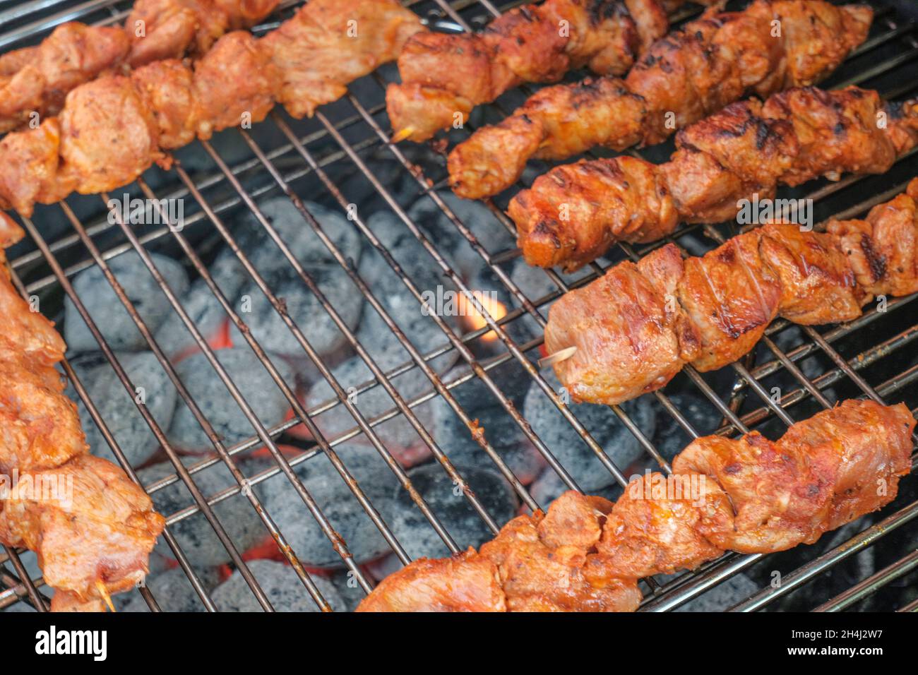 carne a la parrilla en el primer plano. barbacoa al aire libre. Carbón a la parrilla Foto de stock