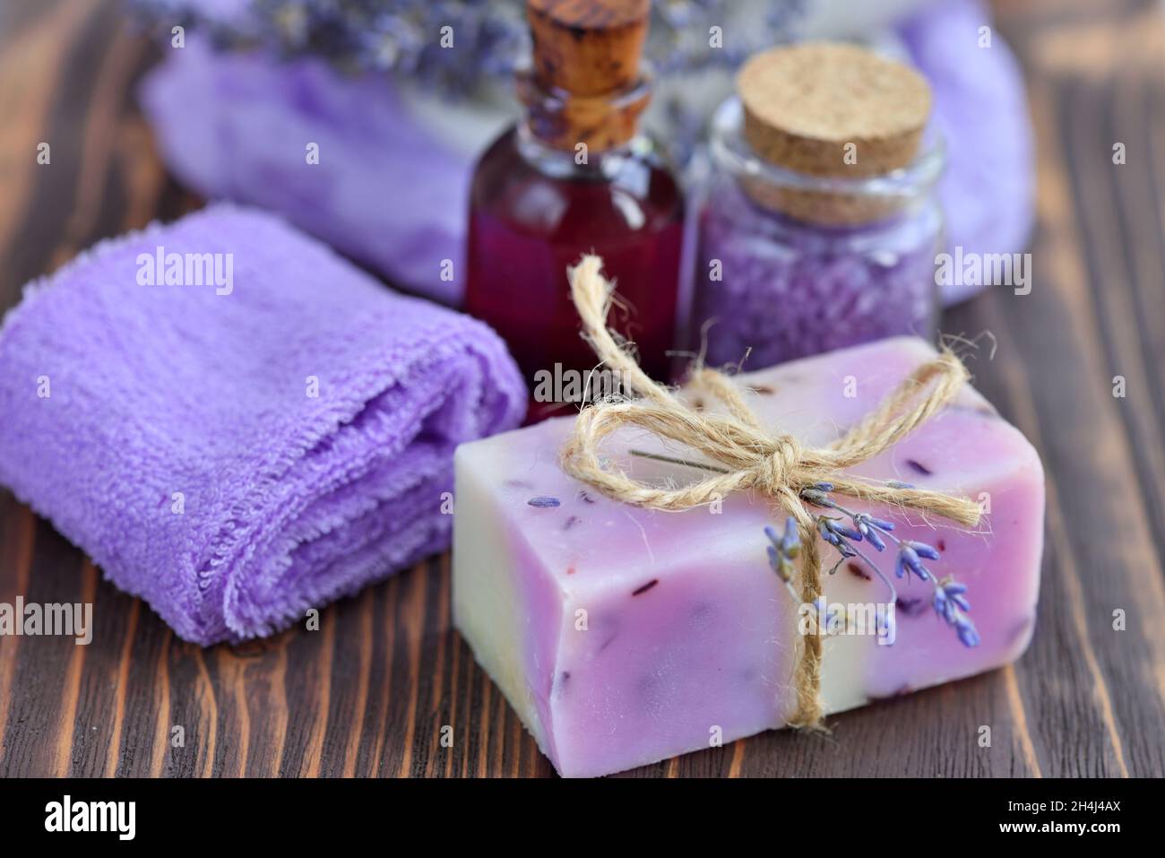 Productos de spa de lavanda sobre mesa de madera. Productos para el cuidado  del cuerpo con lavanda: Jabón, aceite, sal y flores secas de lavanda.  Enfoque selectivo Fotografía de stock - Alamy