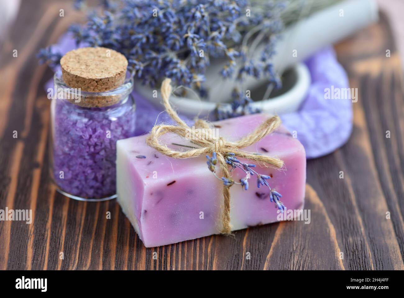 Productos de spa de lavanda sobre mesa de madera. Productos para el cuidado del cuerpo con lavanda: Jabón, sal y flores secas de lavanda. Enfoque selectivo Fotografía de stock - Alamy Productos de spa de lavanda sobre mesa de madera. Productos para el cuidado del cuerpo con lavanda: Jabón, sal y flores secas de lavanda. Enfoque selectivo Fotografía de stock - Alamy