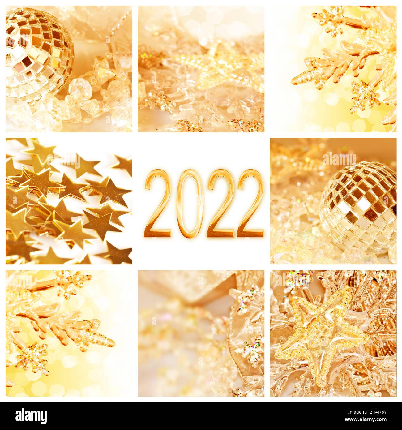 2022, tarjeta de felicitación cuadrada collage de adornos de navidad dorados Foto de stock