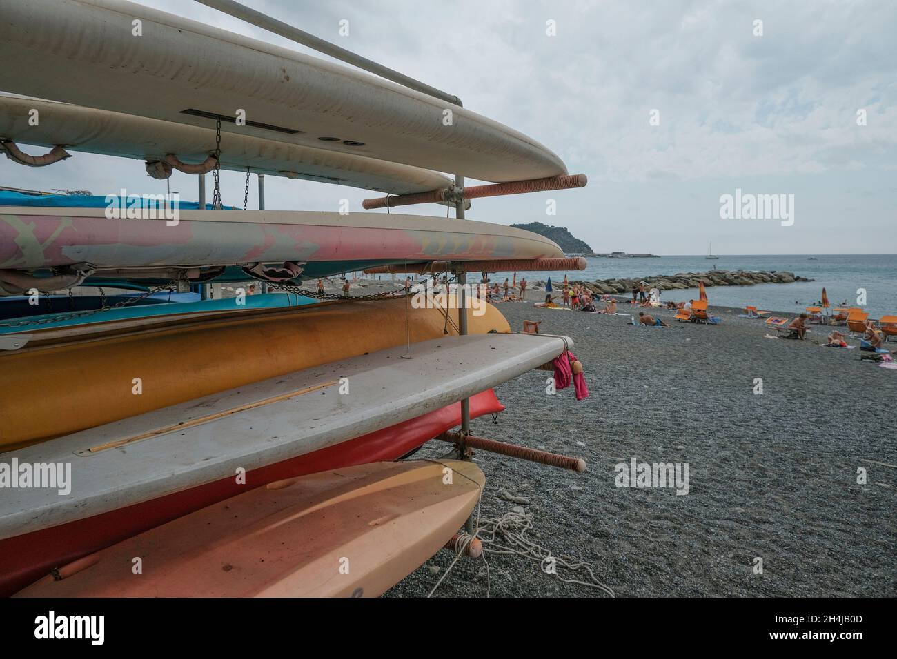 coloridas barcas de surf dobladas de cerca en la playa. Actividades al aire libre. Aquatics, equipo de deportes acuáticos Foto de stock