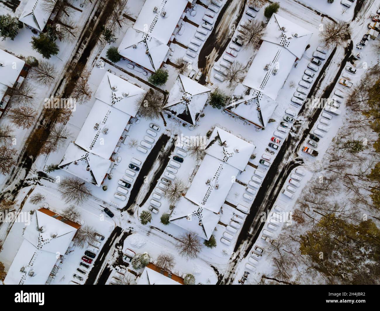 Vista panorámica sobre el complejo de apartamentos del distrito residencial cubierto de nieve el día de invierno Foto de stock