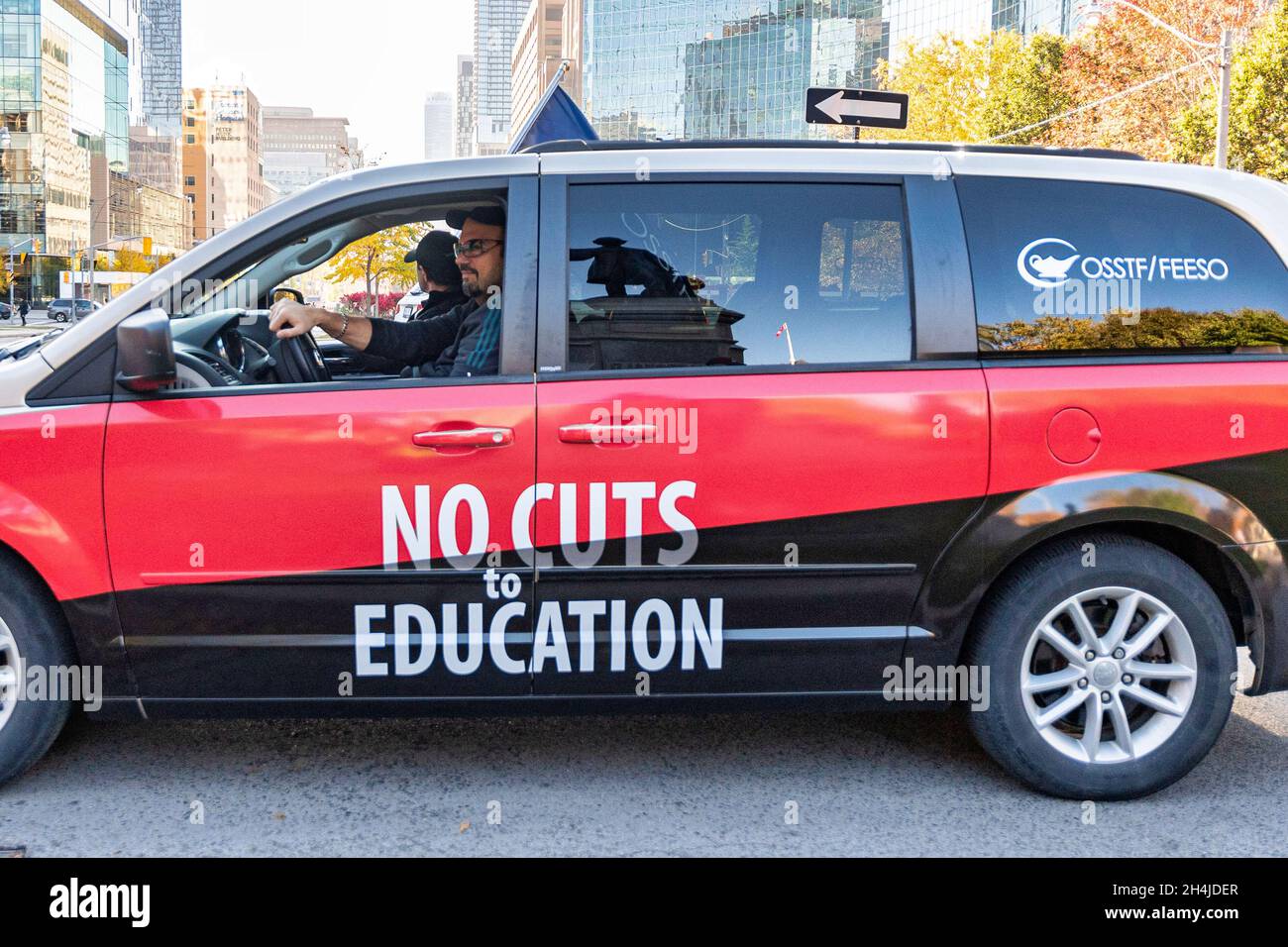 Toronto, Ontario, Canada-October 28, 2019: el coche con el cartel de 'No hay recortes en educación". Sindicatos de Trabajadores protestaron por la Provincial Governm conservador Foto de stock
