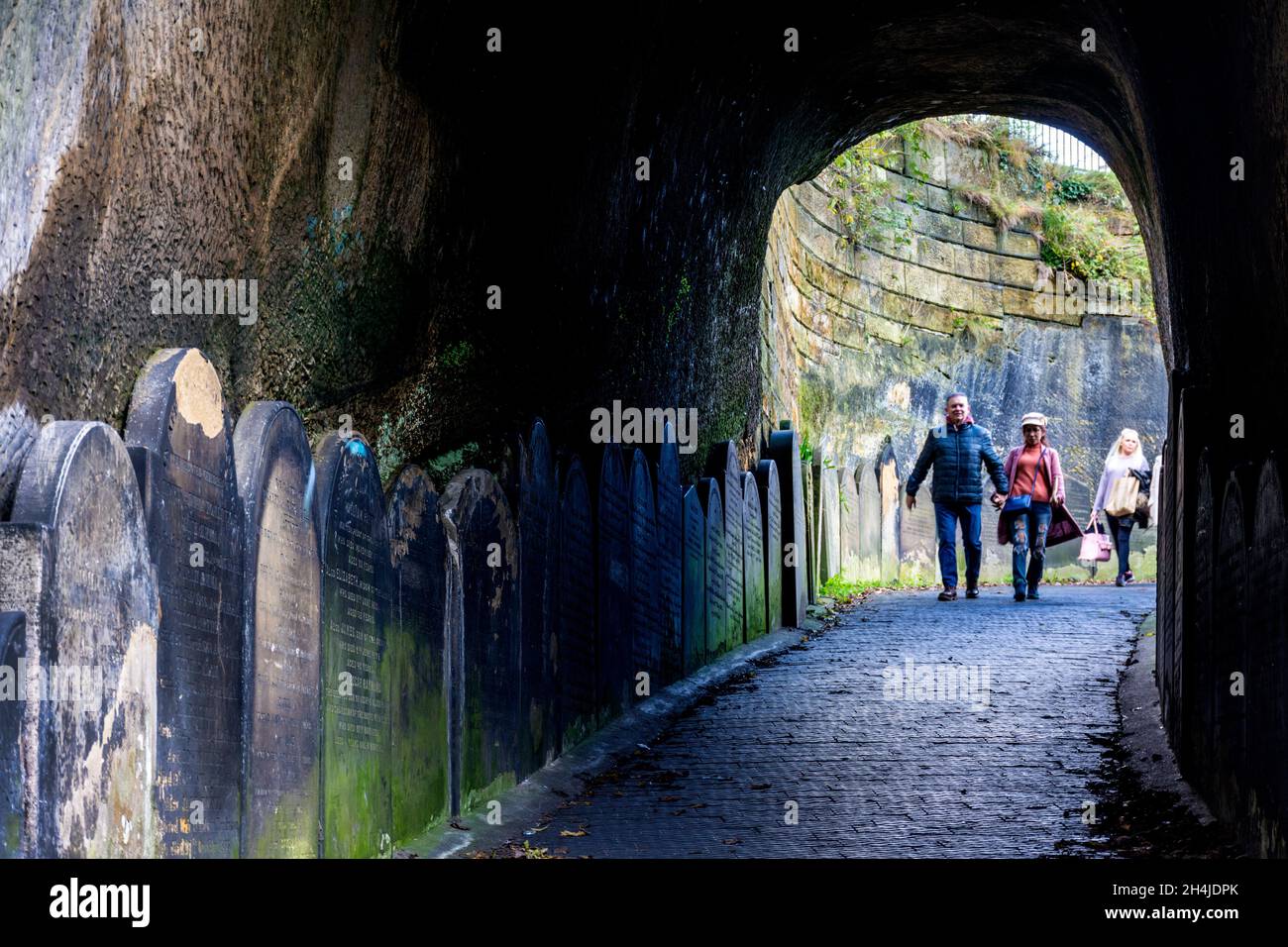 Lápidas en el túnel de entrada al cementerio de St James, Liverpool. Es.Este cementerio fino en el centro de la ciudad es mejor comenzado con un paseo corto a través Foto de stock