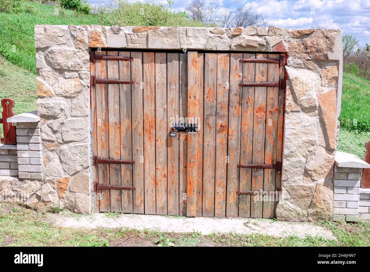 Puerta cerrada de madera de bodega rústica. Entrada a la bodega, vista  exterior Fotografía de stock - Alamy