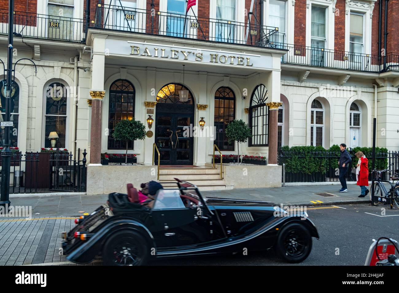 Londres - 2021 de noviembre: El hotel Baileys está al lado de Gloucester Road, Londres Foto de stock