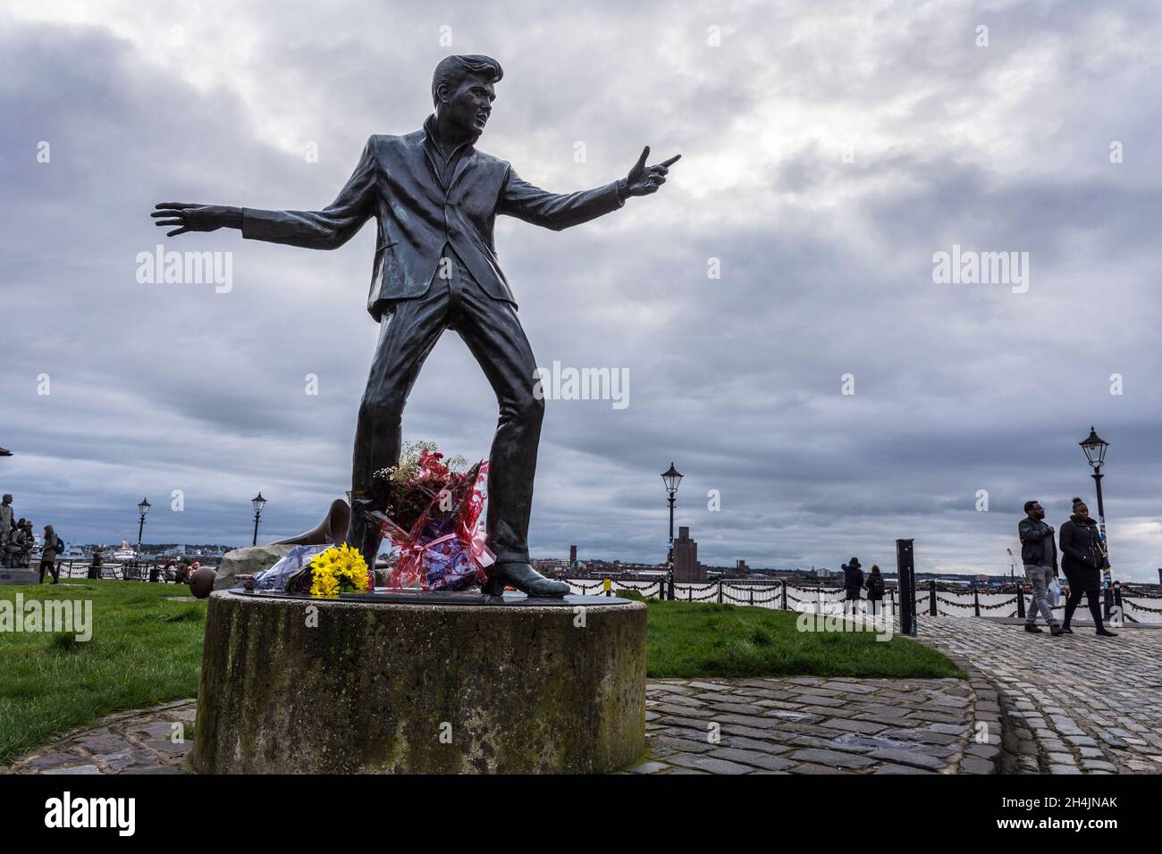 Billy Fury 1940 - 1983, monumento conmemorativo a la famosa cantante de Liverpudlian en Merseyside, Liverpool docks, Reino Unido Foto de stock