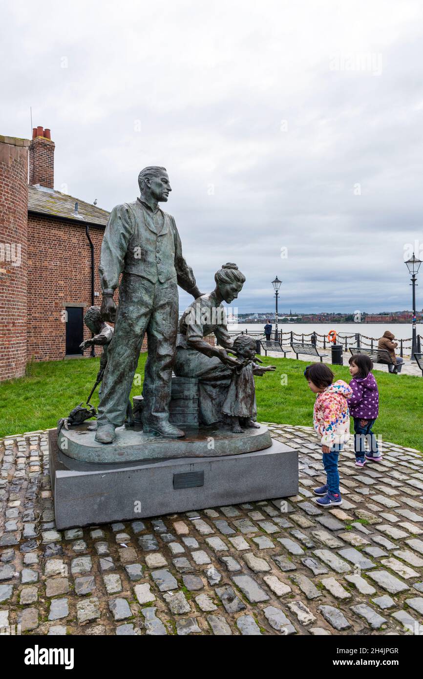 'Legacy' o 'The Crossing' Statue, Liverpool. La escultura llamada 'Legacy' fuera de la Casa del Piermaster en el Albert Dock, con vistas al río M. Foto de stock