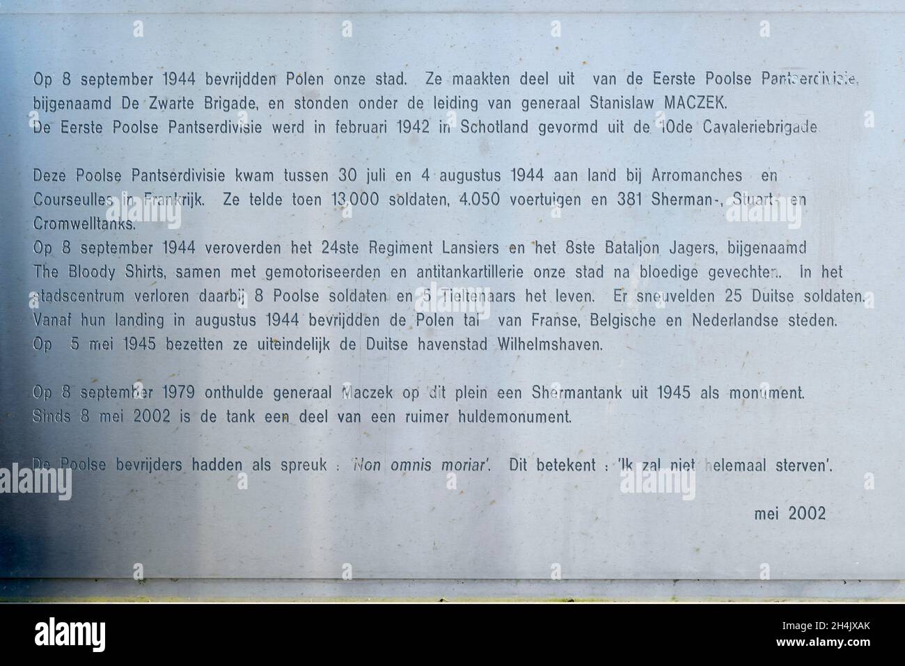 Bélgica, Flandes Occidental, Thielt o Tielt, memorial de la liberación de la ciudad de Tielt por el general polaco Maczek y el ejército polaco en septiembre de 1944, tanque Sherman Firefly del ejército polaco, placa conmemorativa de la división blindada polaca de 1st del general Maczek Foto de stock