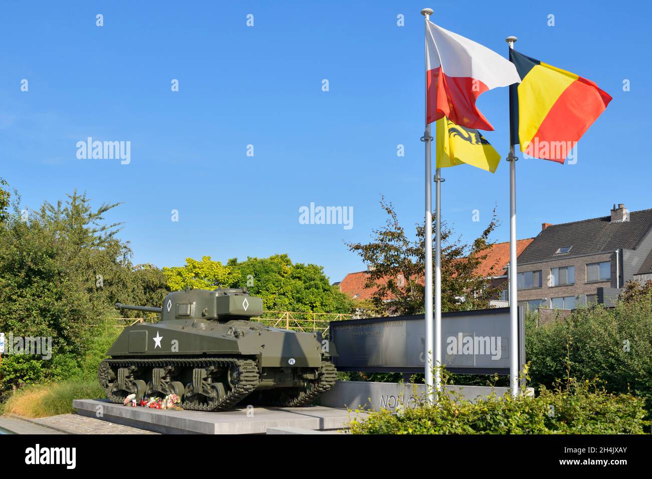 Bélgica, Flandes Occidental, Thielt o Tielt, memorial de la liberación de la ciudad de Tielt por el general polaco Maczek y el ejército polaco en septiembre de 1944, tanque Sherman Firefly del ejército polaco Foto de stock