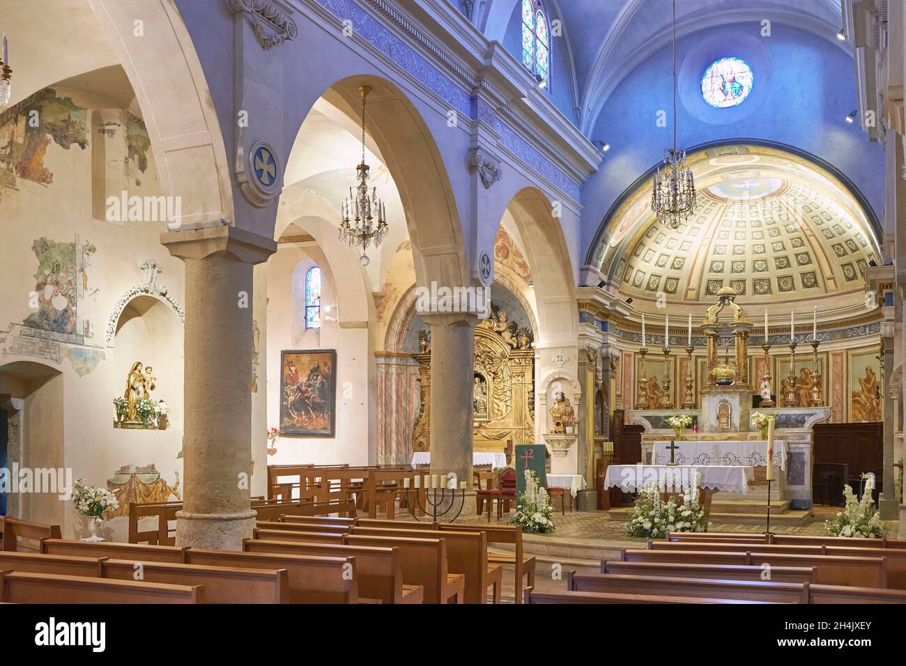 Francia, Alpes Maritimes, Biot, Coro y capillas laterales de la iglesia de Sainte Marie Madeleine Foto de stock