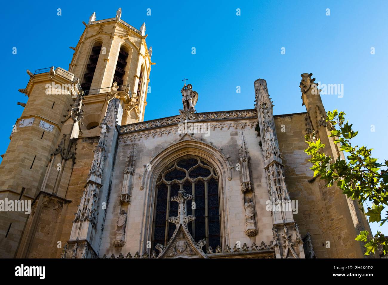 Vista en la Catedral de Paroisse Saint Sauveur Aix-en-Provence, Francia, el 28 de septiembre de 2021. La iglesia de arquitectura gótica es un edificio emblemático de la Foto de stock