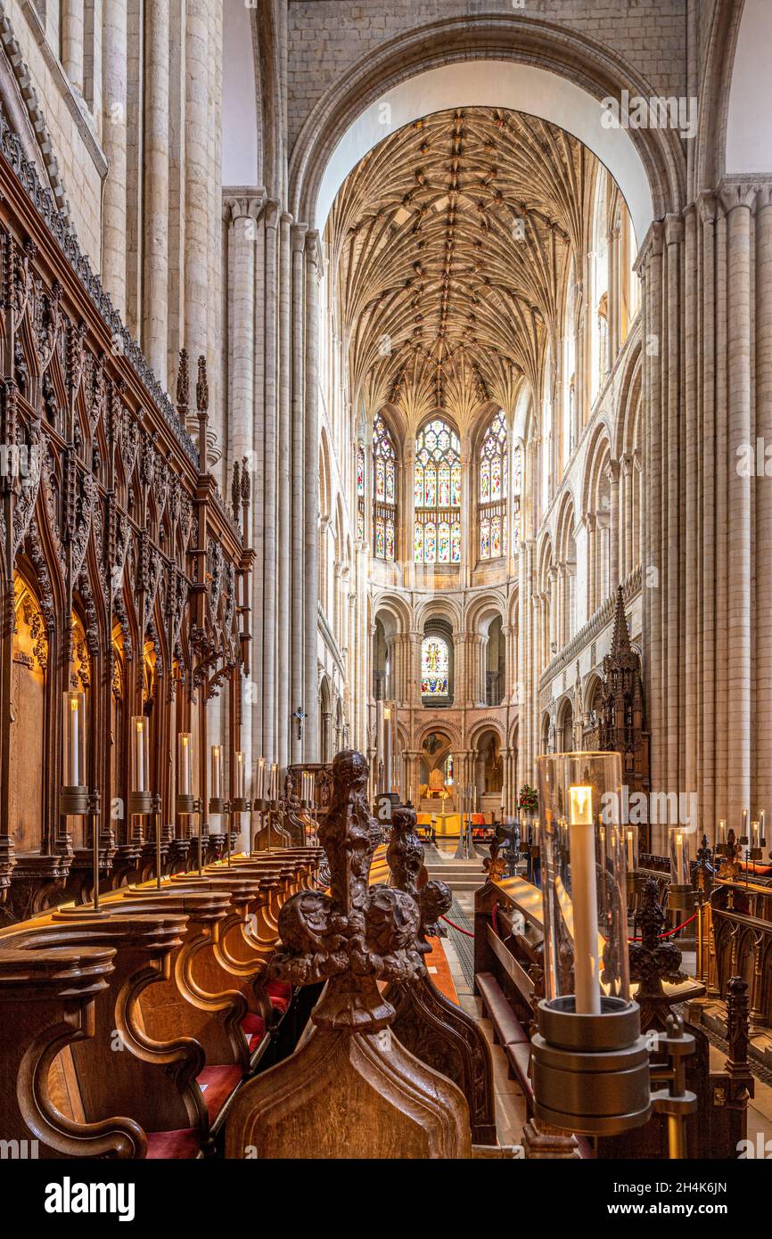 El presbiterio de la catedral de Norwich visto desde el coro, Norfolk Reino Unido Foto de stock