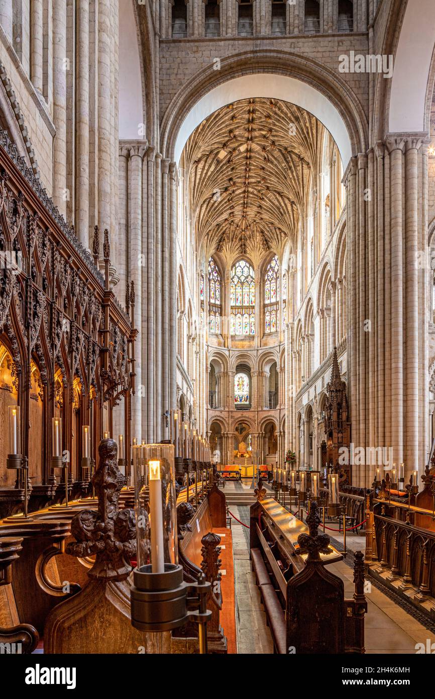 El presbiterio de la catedral de Norwich visto desde el coro, Norfolk Reino Unido Foto de stock
