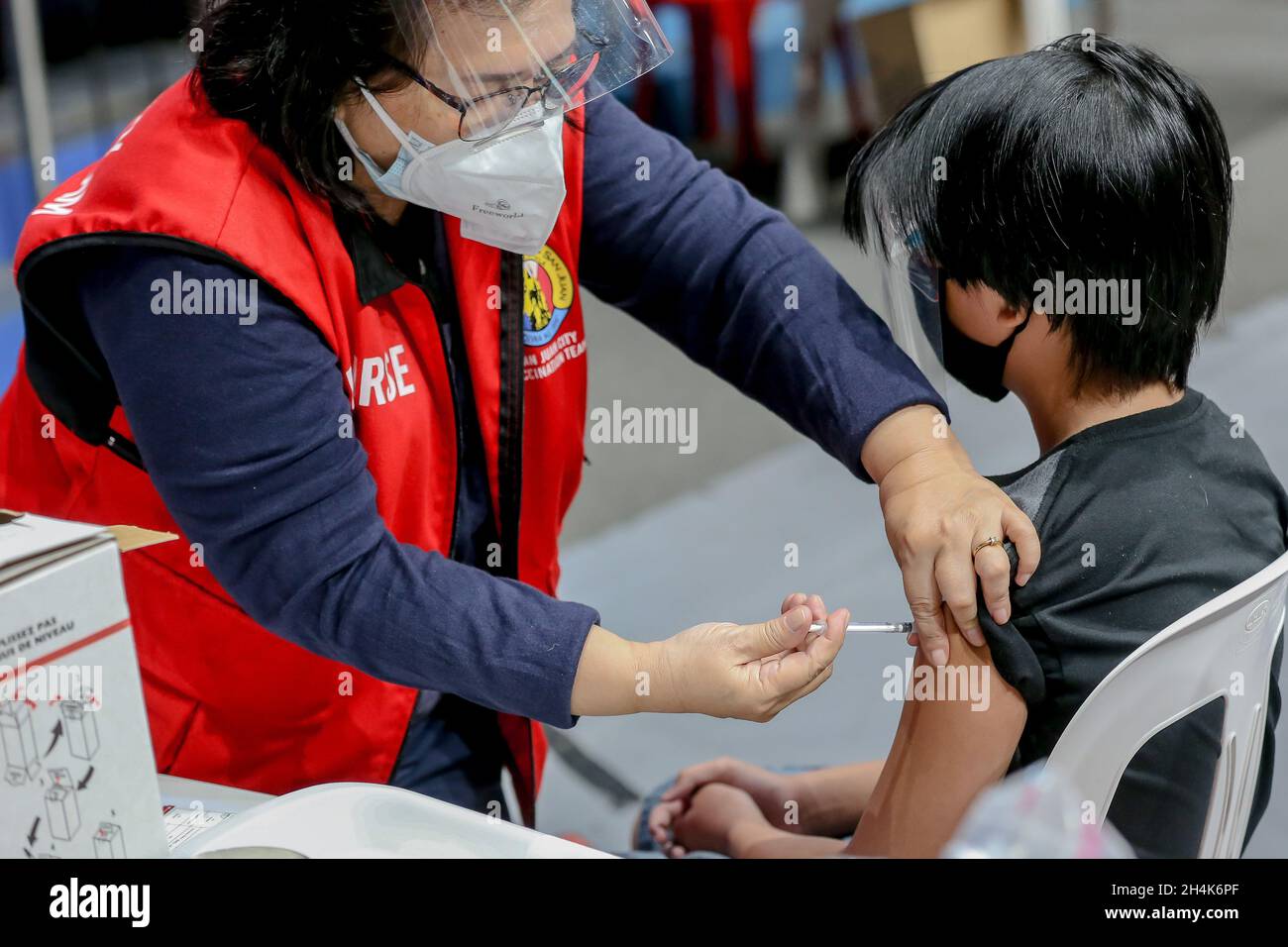 Ciudad de San Juan. 3rd Nov, 2021. Un niño es inoculado con una vacuna COVID-19 en un sitio de vacunación en la ciudad de San Juan, Filipinas, el 3 de noviembre de 2021. El gobierno filipino ha iniciado el miércoles su programa nacional de inmunización COVID-19 para niños de 12 a 17 años de edad. Crédito: Rouelle Umali/Xinhua/Alamy Live News Foto de stock