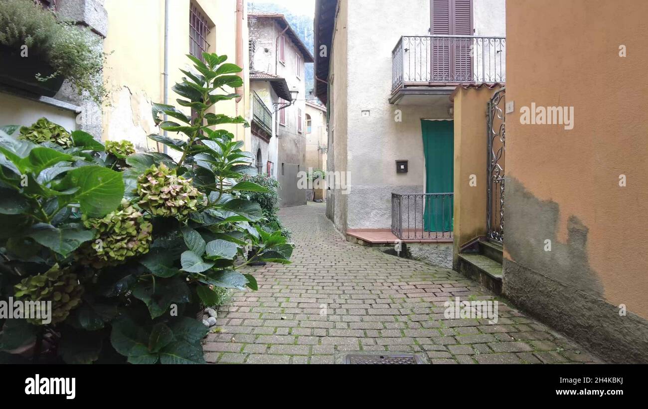 Maravillosas y acogedoras calles estrechas de una pequeña ciudad italiana europea cerca del Lago Como. Casas de colores. Vídeo en movimiento. Casas y calles antiguas. ITALIA, Foto de stock